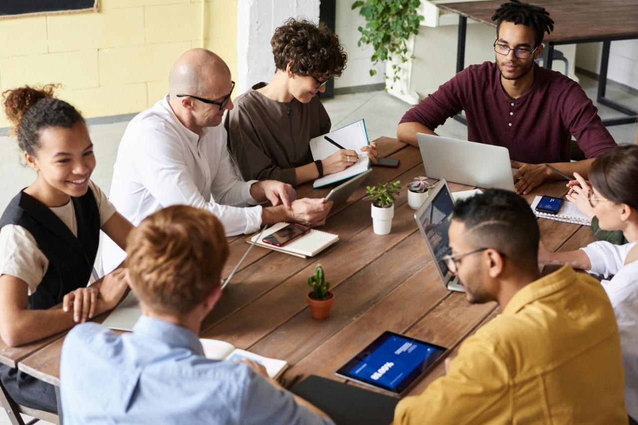 Social Media Panel vs. Manual Growth: Which Is Better?
